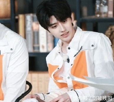 b《跑男8》迎来最怕素颜的女明星,录节目疯狂补妆,蔡徐坤都懵了