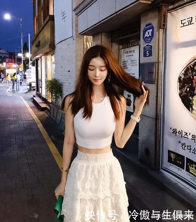 韩国健身女神Manyo 身材窈窕A5腰 一件背心搭配出时髦风