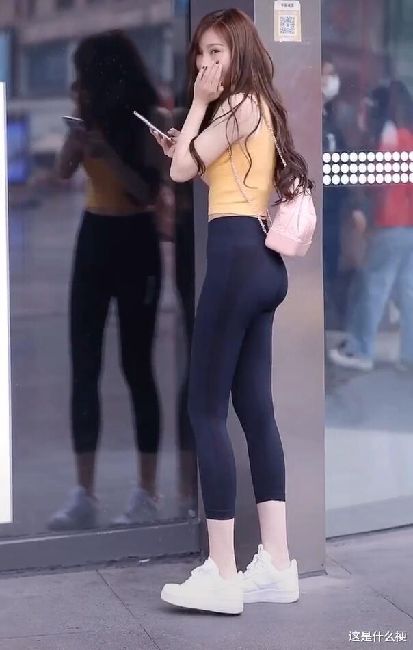 瑜伽裤|妹子喜欢运动,瑜伽裤外穿,将紧身的美进行到底