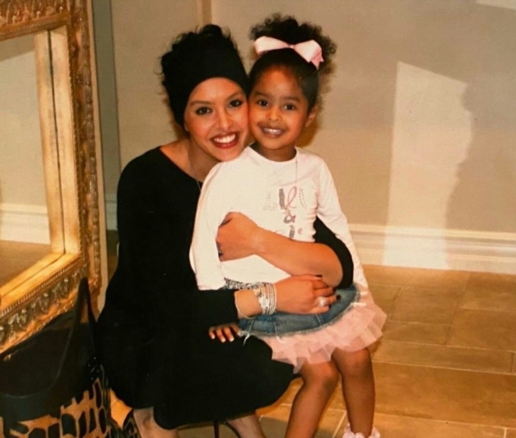 合影|瓦妮莎晒19岁女儿童年照,一家三口久违合影!又见科比莫名伤感