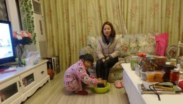 孩子|熊孩子火车上抢别人手机,奶奶选择性忽视,乘客一招让奶奶换车厢