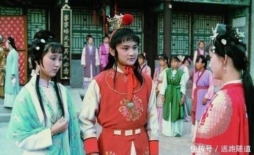 薛宝钗|薛家两个嫁不出去的女儿,一段心事藏得深,却被满院异香出卖