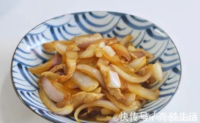 我家从去年起实行不完全分餐制,所以,我家午餐长这个样子