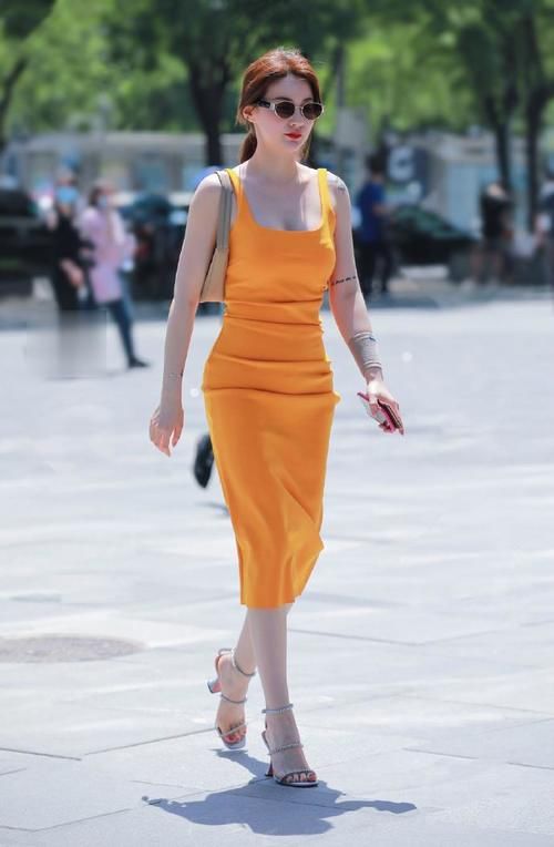 美女“橘黄”色连衣裙,穿出清凉成熟韵味