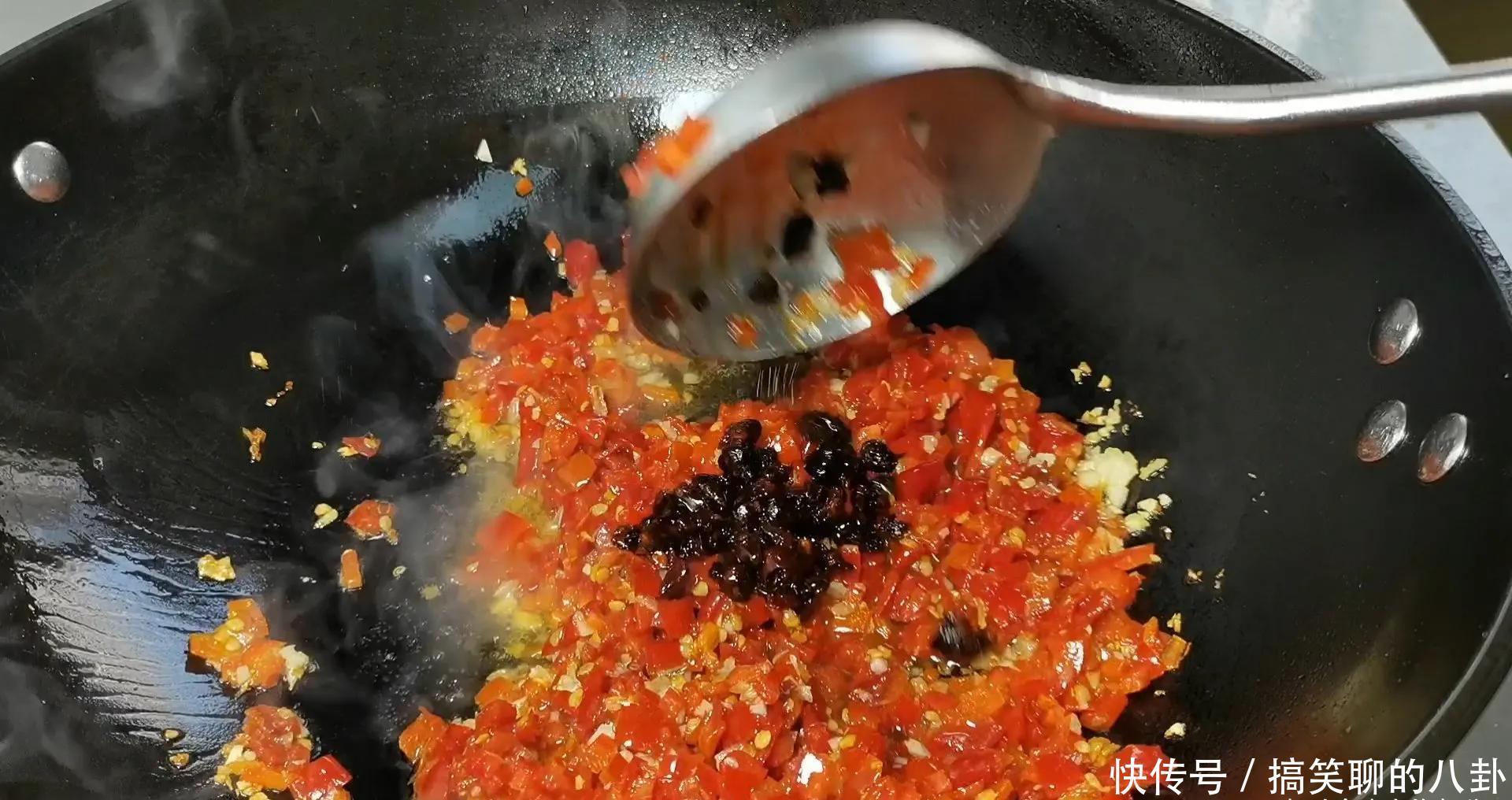 做剁椒鱼头,直接上锅蒸就错了,先做一腌一炒,鱼头鲜香还入味