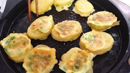鸡蛋|土豆这样做真好吃,饭店都买不到,咸香适口,葱香浓郁,太解馋了