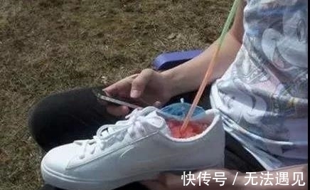 |搞笑gif段子:之所以没考上清华,一定是因为看书姿势不对