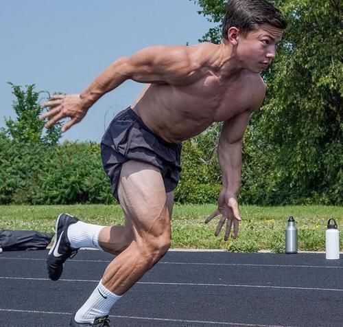 回事|他健身4年,17岁就练出了强壮肌肉,身高只有160cm,怎么回事?