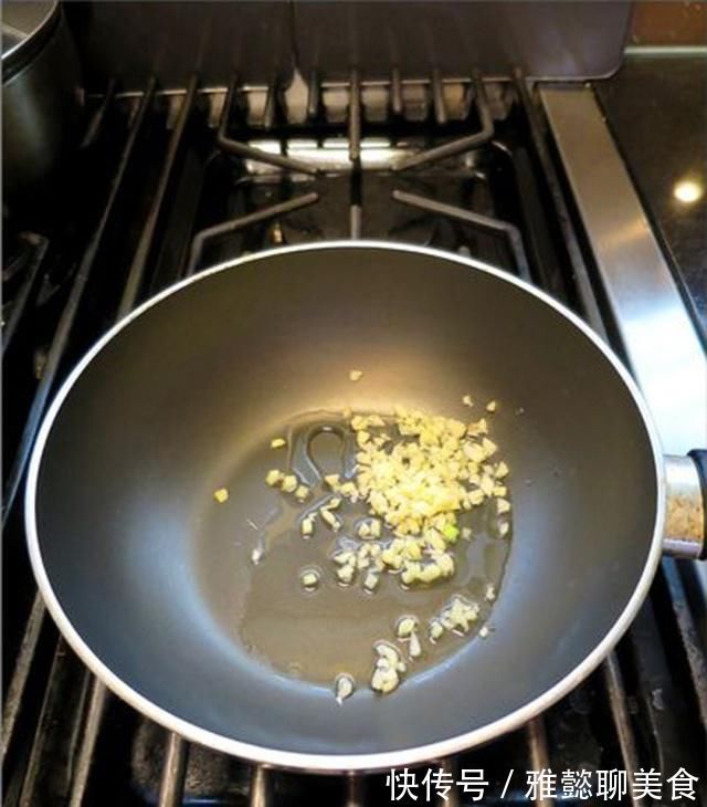 红烧|茄子别再红烧了，这样做不用一滴水，比肉还好吃，味道太香了