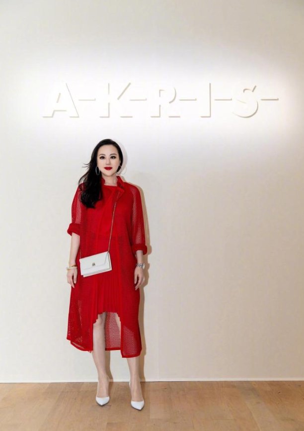 章小蕙真会穿！微胖身材穿大红裙显得高级贵妇感，不愧是名媛本媛