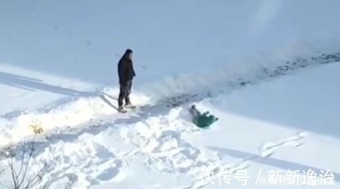 扫把|“佛系奶爸”带娃雪地里打滚火了，奶奶提着扫把还有3秒到达现场
