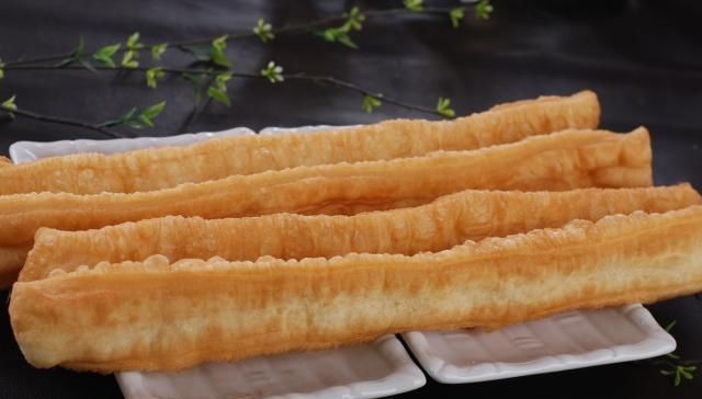 教你自己在家炸油条，牢记5个步骤，油条香酥美味还健康