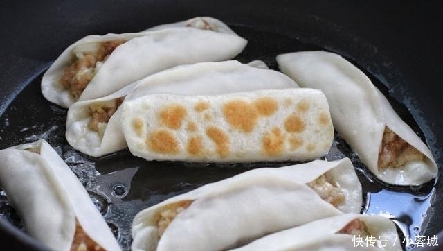 饺子皮|自制煎制锅贴2个窍门，和面加水要多次，小火慢煎用水淀粉