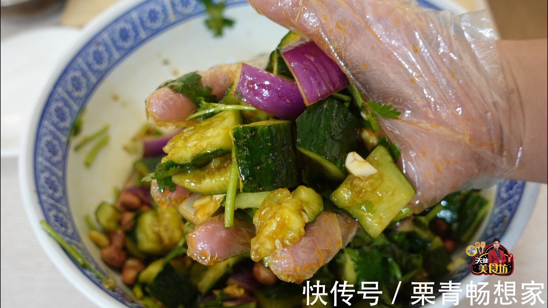 解馋|凉拌黄瓜怎么做好吃教你正确的拍黄瓜做法，香辣解馋好吃极了