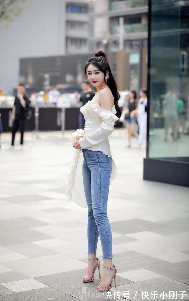 时尚|时尚搭配,小姐姐穿了一款印花的吊带,看上去非常的时尚可爱