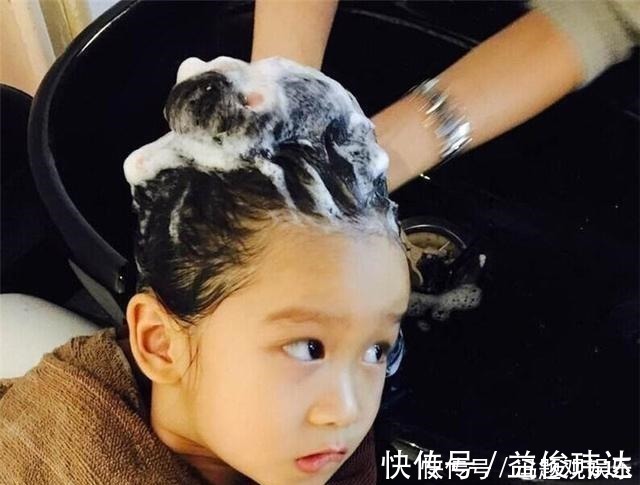 女孩儿|女孩“早熟”多半比男孩早,当女儿有这3种行为,家长们要注意了