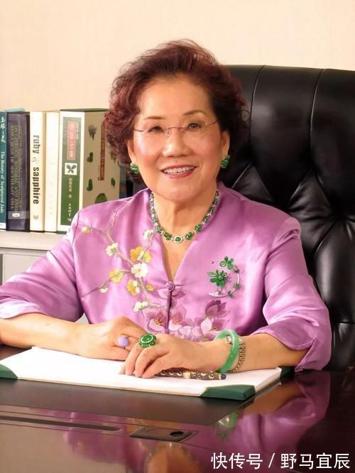 钻石&“翡翠皇后”欧阳秋眉,翡翠首饰从不离身,原来翡翠让女人更年轻