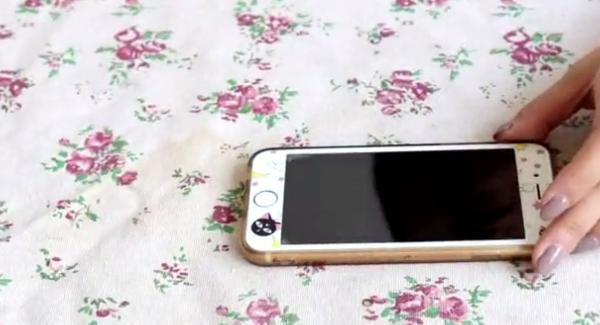 手机屏幕脏了别用水擦,教你2个妙招,擦完跟新买的一样干净