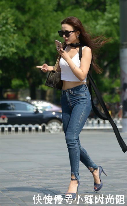 腰带|街拍追逐个性的姐姐,脖子上系“腰带”,是嫌脖子粗吗