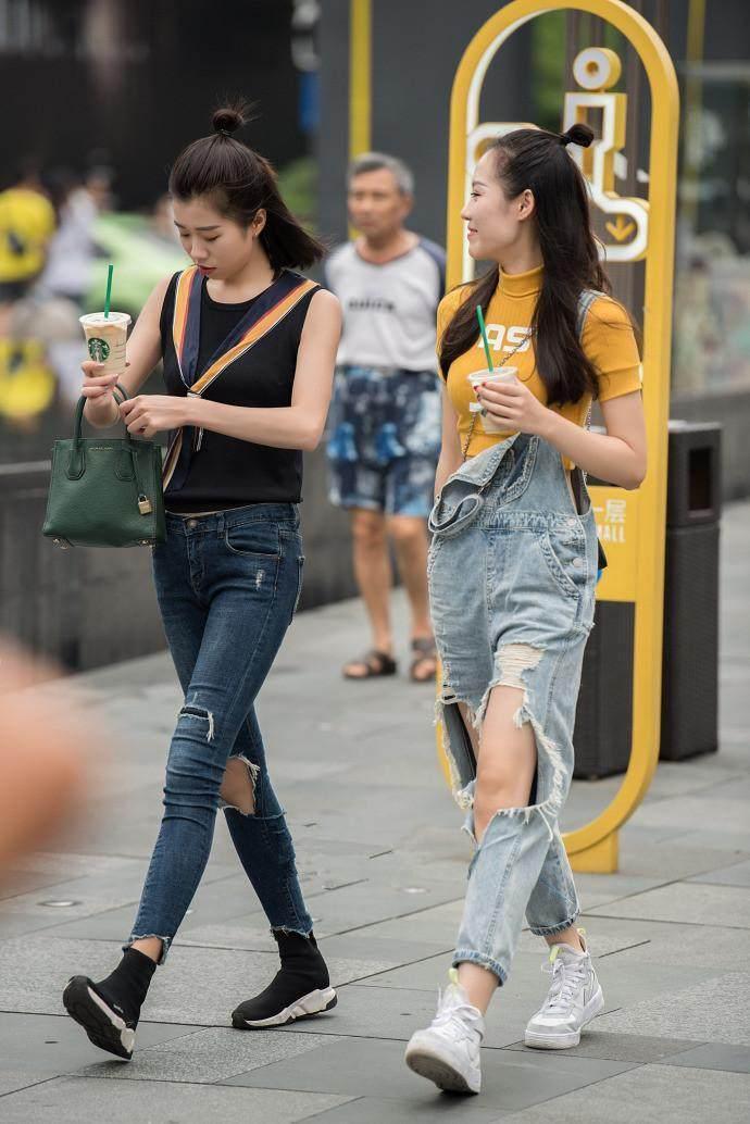 脸蛋 小姐姐身材苗条,脸蛋精致,搭配也很用心