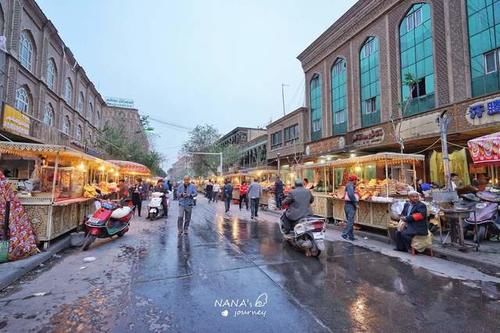  南疆的这个夜市，汇聚各种当地美食，非常有生活的气味