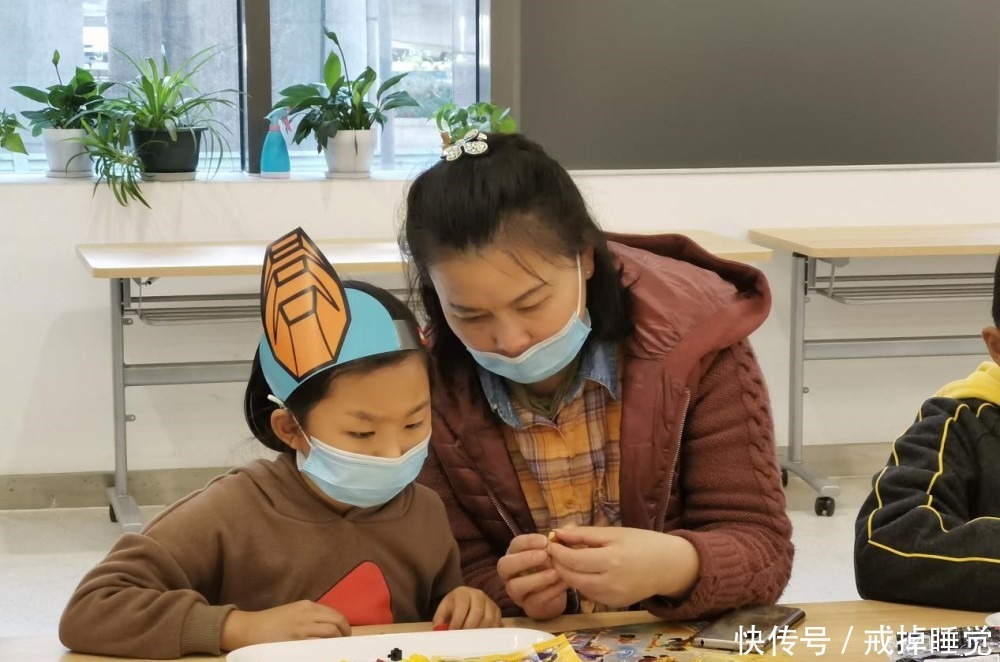 炫酷!“亚洲第一神盘”花果园这些“乐高玩家”图书馆里搭积木