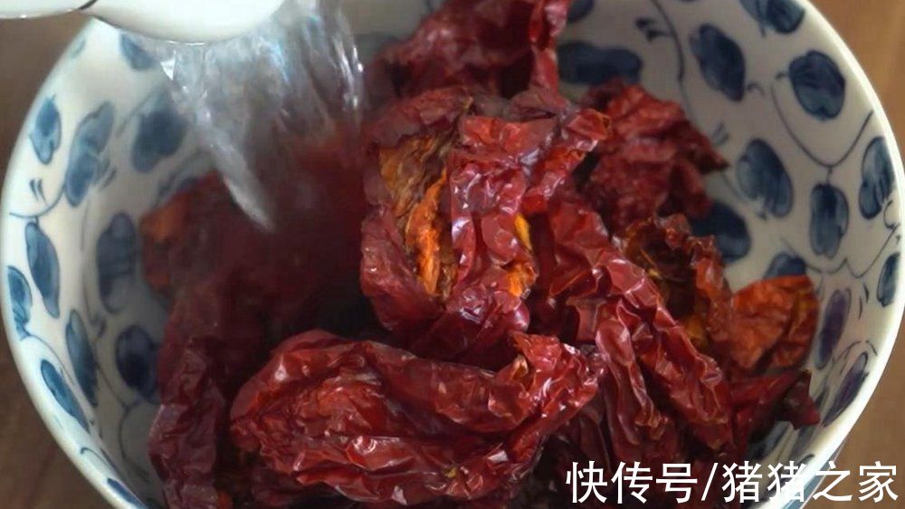 喜欢吃拌面吗？试试新疆辣皮子拌面，筋道爽滑攒劲得很