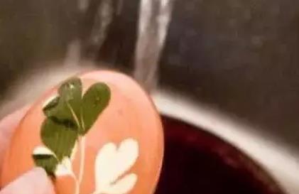 姑娘街头卖“丝袜鸡蛋”,食客直言反胃,成品出来后都被惊艳到