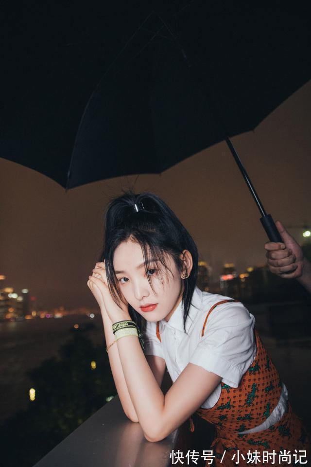 青春感|章若楠清纯不再,用吊带叠穿衬衫故意剪掉一截,扎高马尾又美又飒