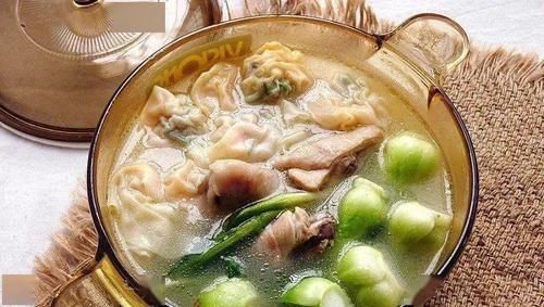 广东鸡腿馄饨浓汤煲，营养齐全，快做给家里的老人吃吧！