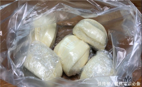 保鲜袋|保存馒头时,直接放冰箱就错了,学会一招,放1个月不干瘪不发霉