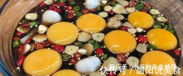 日本男子把9个蛋黄放酱油里,10天后拿出来,把他乐得手舞足蹈