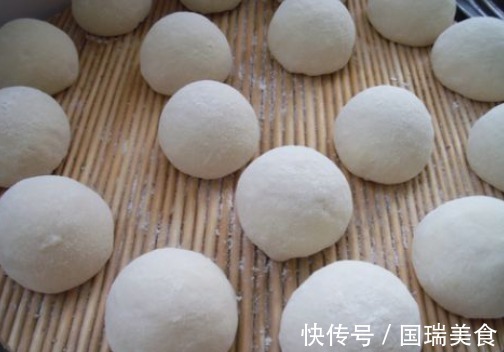 老师傅|蒸馒头,用冷水还是用热水好老师傅教你4招,馒头香软蓬松!