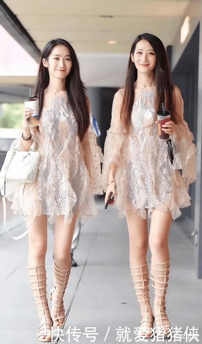 兰芷蕙心,明眸皓齿,雪纺连衣裙配个性长靴演绎的唯美并蒂仙莲