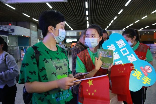 武汉|一到武汉就收到红旗和热干面，文旅志愿者给外地游客送出文旅大礼包