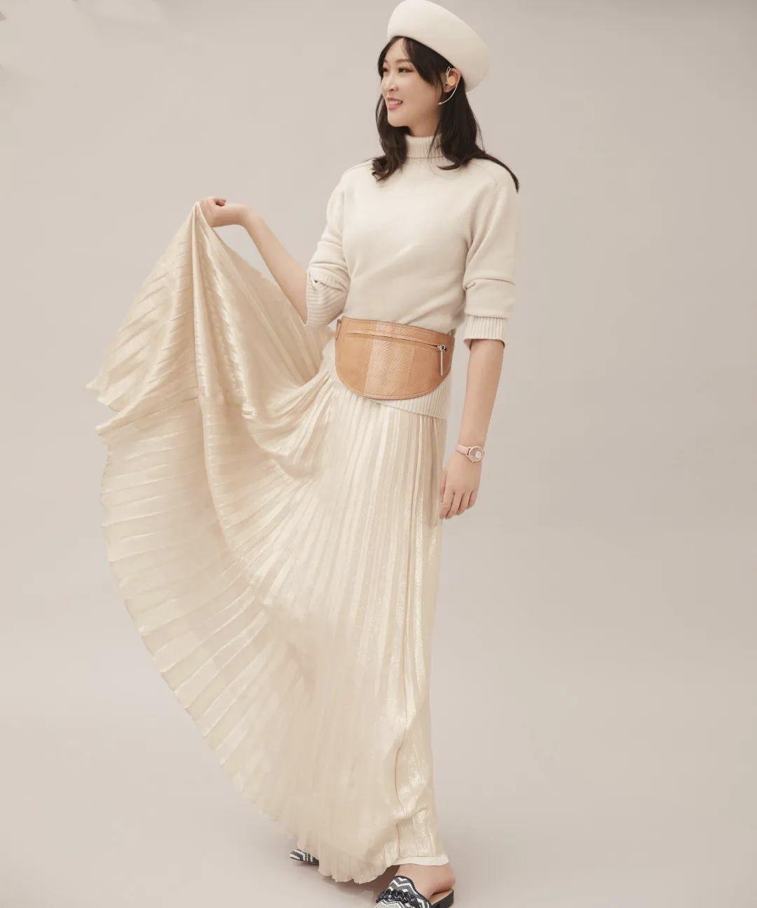 礼服裙|30岁惠若琪的身材被低估了,穿一袭小黑裙亮相凹凸有致,高级优雅