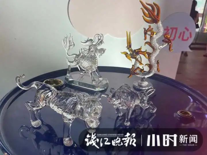 美院|夜市里，戴墨镜的小伙“妙手生花”，还每天“撒狗粮”