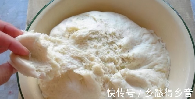 蒸馒头时,别只放酵母和白糖试一试加一点它,馒头蒸出来才香软!