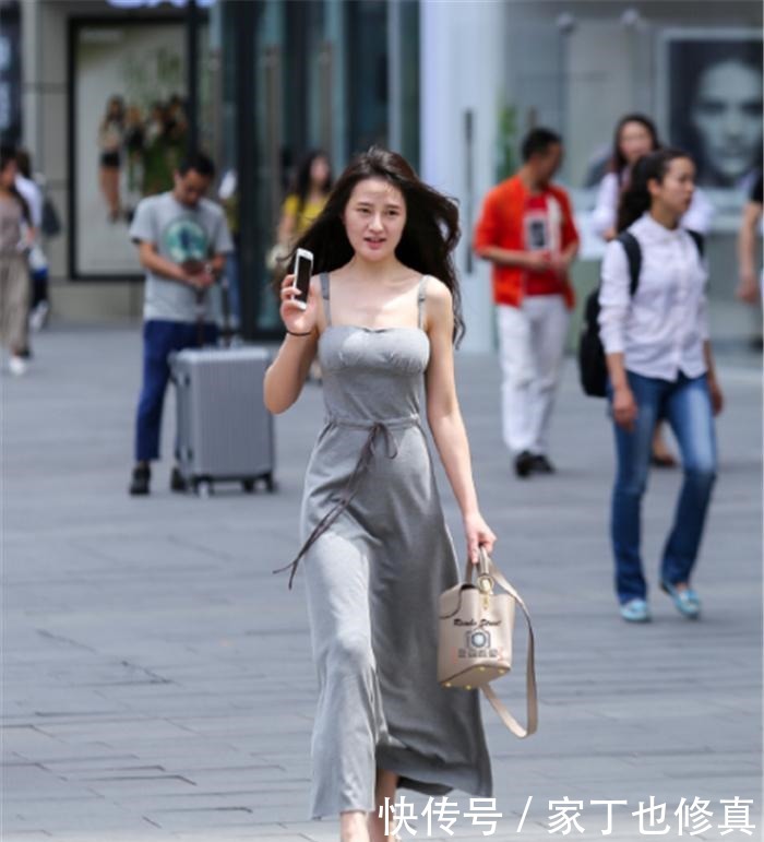 走路|穿上灰色连衣裙的街头美女,边打电话边走路的样子真的很美!