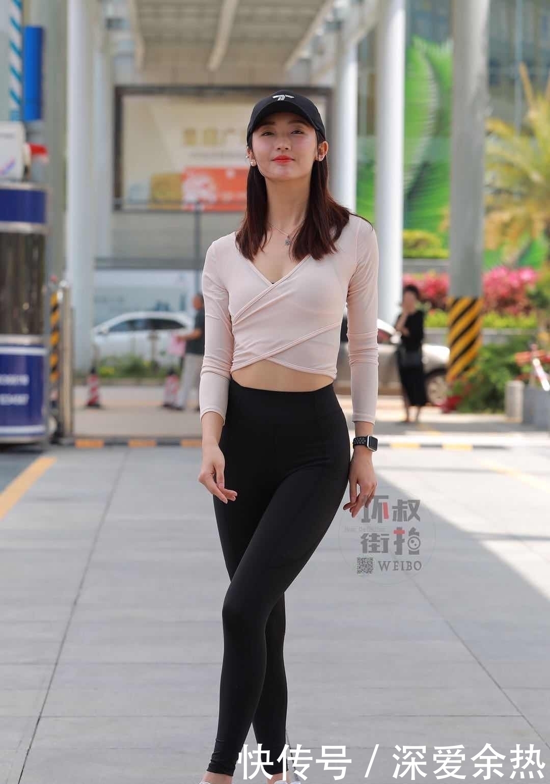 小姐姐|街拍：紧身上衣搭配时尚健美裤，美女凹凸有致的性感身材令人羡慕