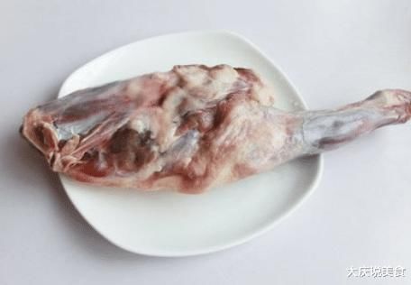 买羊腿时,买前腿还是买后腿?肉贩子告诉你,区别很大,买错后悔!