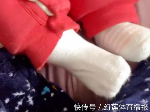 奶奶|宝妈下班回家,发现女儿的脚“胖了”,帮孩子脱掉袜子后笑出声