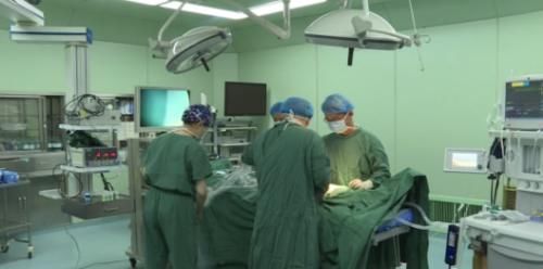 孩子|女婴多长一根手指,老人用土办法“治疗”,孩子差点要截肢