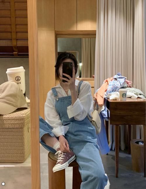 背带裤怎么穿才好看？这3种时髦又减龄的搭配法则，值得借鉴