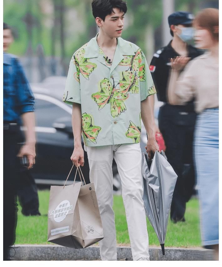 路透|龔俊《中餐廳》路透又來了！大長腿優(yōu)越，穿花蝴蝶襯衫卻清新脫俗