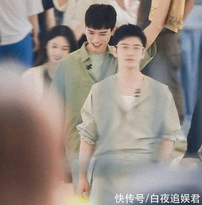 宁静|《中餐厅5》晒海报,华为公主并非是团宠,看到丁真的位置我慕了