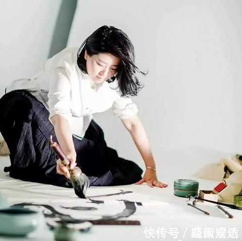 书法作品@张艺谋独家签约的书法家许静,因写字而走红,她书法水平如何呢?