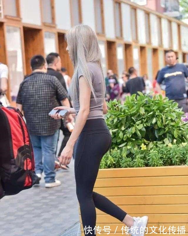 单品 黑色长款风衣搭配灰色手提包,不能仅仅的依赖单品,配饰也重要!