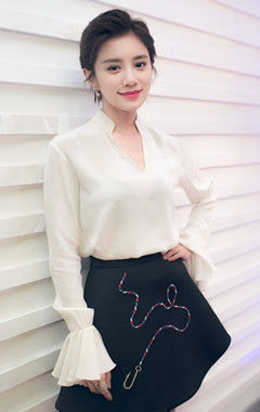 浙江卫视 张国立硬是60分钟没转头!只因女主持现场失误,少穿了一件衣服