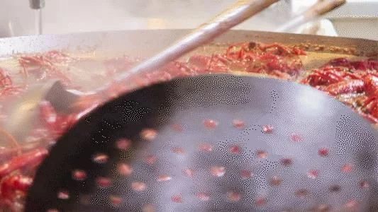 除了现场烹饪外，真空包装、速冻保存的小龙虾可以保存1年。今年受疫情影响，各加工企业纷纷依靠电商平台，有的还通过直播带货的形式拓宽业务渠道。消费者在家只要点击手机，就可以购买到原汁原味的小龙虾了。